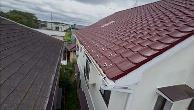 屋根の補修跡と軒先