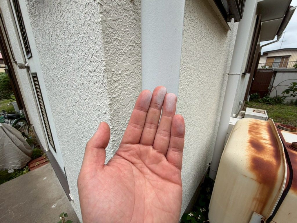 龍ケ崎市で外壁塗装前に現地調査、チョーキングや外壁のひび割れ、破風板の塗膜剥がれを確認