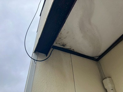 軒天の雨染みと黒ずみ