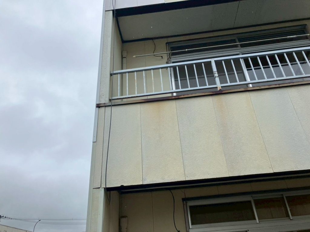 バルコニー外壁の汚れ