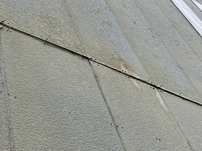 横目地に隙間がある外壁