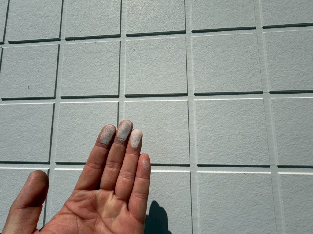外壁のチョーキング確認