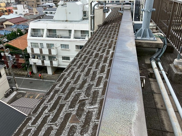 龍ヶ崎市　屋上アスファルトシングル屋根を検査、経年劣化による部分的な欠損を確認しました。