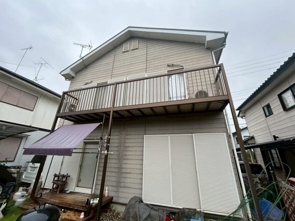 龍ケ崎市で外壁塗装前に確認したコーキングの剥離と外壁の汚れ・チョーキング調査