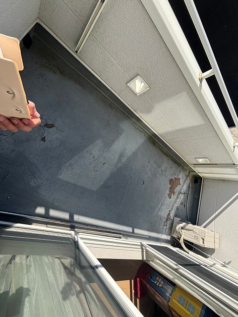 立ち上がり部分まで広がる防水層の浮き