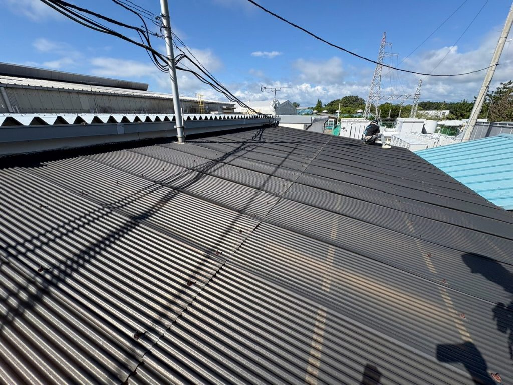 劣化した工場の波トタン屋根