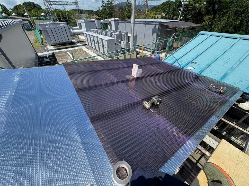 遮熱シート敷設中の屋根