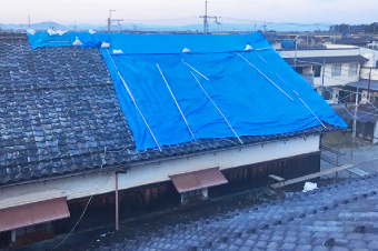 ブルーシートで養生された瓦屋根