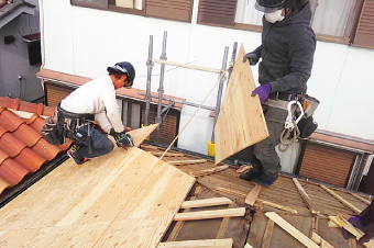 垂木の上に新しい野地板を設置している様子